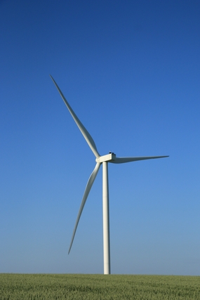 蓝天草地白色发电风车图片